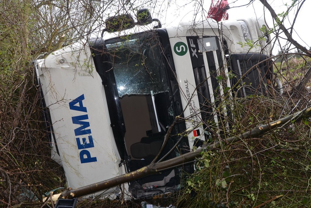 VU LKW umgestuerzt A 3 Rich Frankfurt AS Koenigsforst P227.JPG - Miklos Laubert